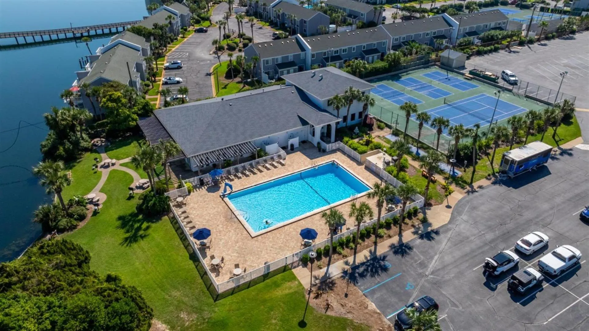 3064 - Shoreline Towers Free Beach Setup Included! Destin
